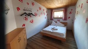 Posteľ alebo postele v izbe v ubytovaní Alpking Hostel