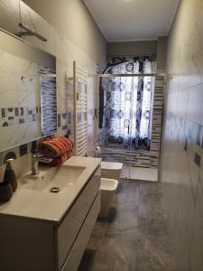 uma casa de banho com um lavatório, um WC e uma janela. em CASA VACANZA GIAVENO - 8 KM Sacra di San Michele em Giaveno