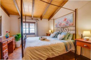 Un dormitorio con una cama con un animal de peluche encima. en Ideal Property Mallorca - Cal Tio, en Sa Pobla 41 fotos más