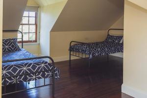 En eller flere senge i et værelse på CLAYFIELD HOMESTEAD - rustic country accommodation