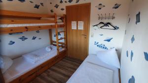 Posteľ alebo postele v izbe v ubytovaní Alpking Hostel