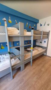 Poschodová posteľ alebo postele v izbe v ubytovaní Alpking Hostel