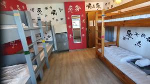 Posteľ alebo postele v izbe v ubytovaní Alpking Hostel