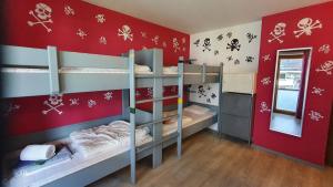 Posteľ alebo postele v izbe v ubytovaní Alpking Hostel