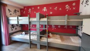 Posteľ alebo postele v izbe v ubytovaní Alpking Hostel