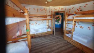 Posteľ alebo postele v izbe v ubytovaní Alpking Hostel