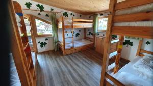 Posteľ alebo postele v izbe v ubytovaní Alpking Hostel