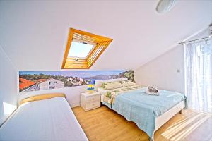 Schlafzimmer mit einem Bett mit Wandgemälde in der Unterkunft Guest House Matana Pomena in Pomena