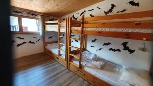 Posteľ alebo postele v izbe v ubytovaní Alpking Hostel