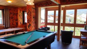 Biliardový stôl v ubytovaní Alpking Hostel