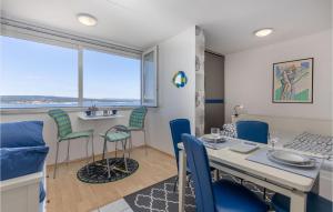 Posezení v ubytování Cozy Apartment In Crikvenica With Wifi + 14 fotografií