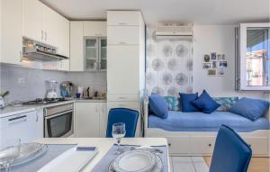 Kuchyň nebo kuchyňský kout v ubytování Cozy Apartment In Crikvenica With Wifi