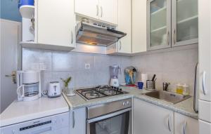 Kuchyň nebo kuchyňský kout v ubytování Cozy Apartment In Crikvenica With Wifi