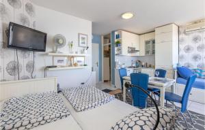 Kuchyň nebo kuchyňský kout v ubytování Cozy Apartment In Crikvenica With Wifi