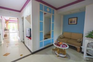 sala de estar con sofá y mesa en Ayodhaya Palace Beach Resort-Family run -SHA Plus certified, en Ao Nang Beach