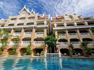 Bazén v ubytování Ayodhaya Palace Beach Resort - SHA Plus certified nebo v jeho okolí