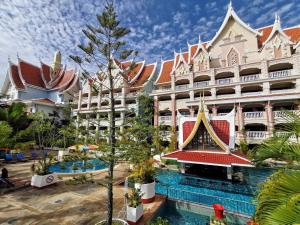 Bazén v ubytování Ayodhaya Palace Beach Resort - SHA Plus certified nebo v jeho okolí