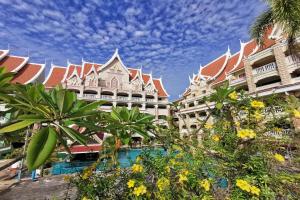 Bazén v ubytování Ayodhaya Palace Beach Resort - SHA Plus certified nebo v jeho okolí