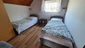 シオーフォクにあるHoliday home in Siofok/Balaton 20050の窓付きの小さな部屋のベッド2台