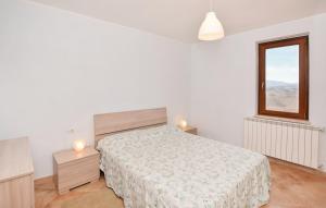 Ca' di Lena في Belmonte in Sabina: غرفة نوم بيضاء بها سرير ونافذة