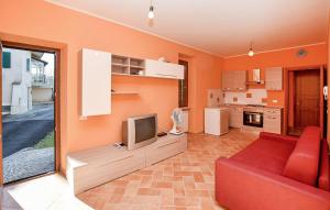 uma sala de estar com um sofá vermelho e uma televisão em Ca' di Lena em Belmonte in Sabina