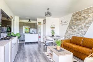 Televízia a/alebo spoločenská miestnosť v ubytovaní Léclat Verdoyant de Noisy - Jardin