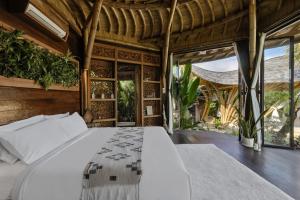 Ένα ή περισσότερα κρεβάτια σε δωμάτιο στο Earthship Ubud Eco Villa