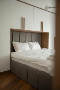 מיטה או מיטות בחדר ב-Pine Villas Brezovice