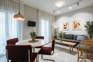 salon ze stołem i kanapą w obiekcie Guadalquivir Terrace Suite Apartments w Sewilli
