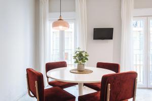 Telewizja i/lub zestaw kina domowego w obiekcie Guadalquivir Terrace Suite Apartments