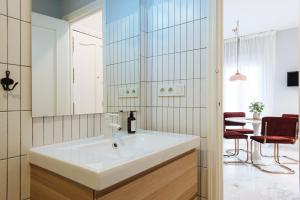 Zdjęcie z galerii obiektu Guadalquivir Terrace Suite Apartments w Sewilli