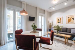 Telewizja i/lub zestaw kina domowego w obiekcie Guadalquivir Terrace Suite Apartments