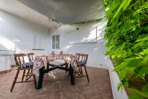 uma sala de jantar com uma mesa e cadeiras num quarto em Apartment Josip Brusic em Gabonjin