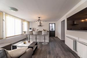 ein Wohnzimmer mit einem Sofa und einem Tisch in der Unterkunft Apartment Josip Brusic in Gabonjin