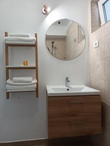 bagno con lavandino e specchio di Vila Eric a Eforie Sud