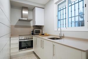 Kuchnia lub aneks kuchenny w obiekcie Guadalquivir Terrace Suite Apartments