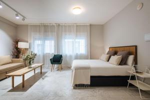 Łóżko lub łóżka w pokoju w obiekcie Guadalquivir Terrace Suite Apartments