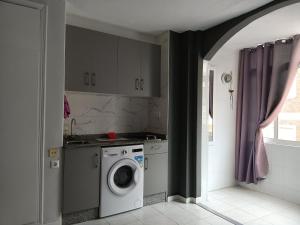 a kitchen with a washing machine in a kitchen at ESTUDIO EMMA in Torrevieja