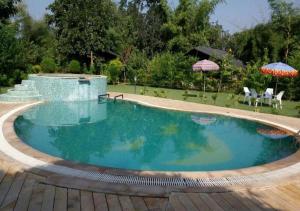 Hồ bơi trong/gần Vraksh by Aranyak