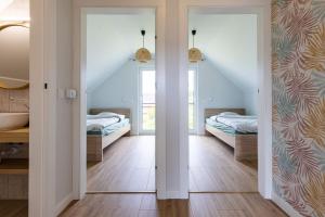 Un pat sau paturi într-o cameră la Domki nad morzem Moje Miejsce