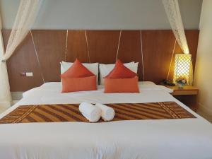 Un pat sau paturi într-o cameră la Impress Resort