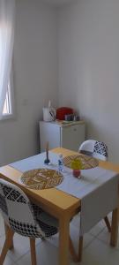 mesa de comedor con 2 sillas y mesa en Montignac lascaux chambre, en Montignac