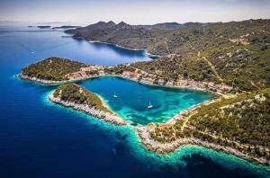 una vista aérea de un grupo de islas en el agua en Apartmani Kate en Lastovo