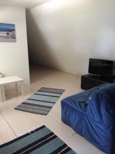 a living room with three rugs on the floor at Luigeranna B&B in Küdema