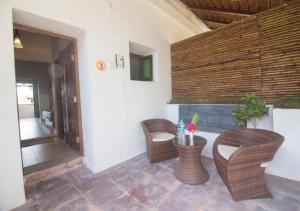 Khu vực ghế ngồi tại Vraksh by Aranyak