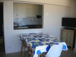 une cuisine avec une table avec un chiffon bleu et blanc dans l'établissement Apartment Sandeman, à La Panne