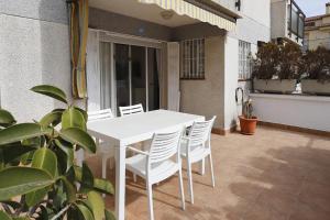 Balkón alebo terasa v ubytovaní AT005 Planta baja con piscina, airco, parking, playa a 600m