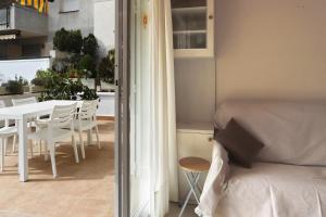 Posedenie v ubytovaní AT005 Planta baja con piscina, airco, parking, playa a 600m