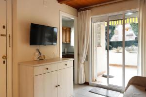 Televízia a/alebo spoločenská miestnosť v ubytovaní AT005 Planta baja con piscina, airco, parking, playa a 600m