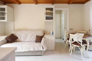 Posedenie v ubytovaní AT005 Planta baja con piscina, airco, parking, playa a 600m
